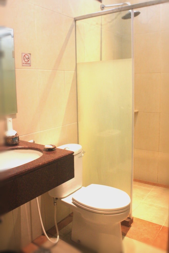 Standard Room (Queen) photo 2