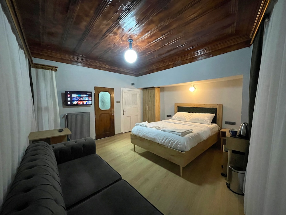 Deluxe Room, 1 Queen Bed, Non Smoking photo 1