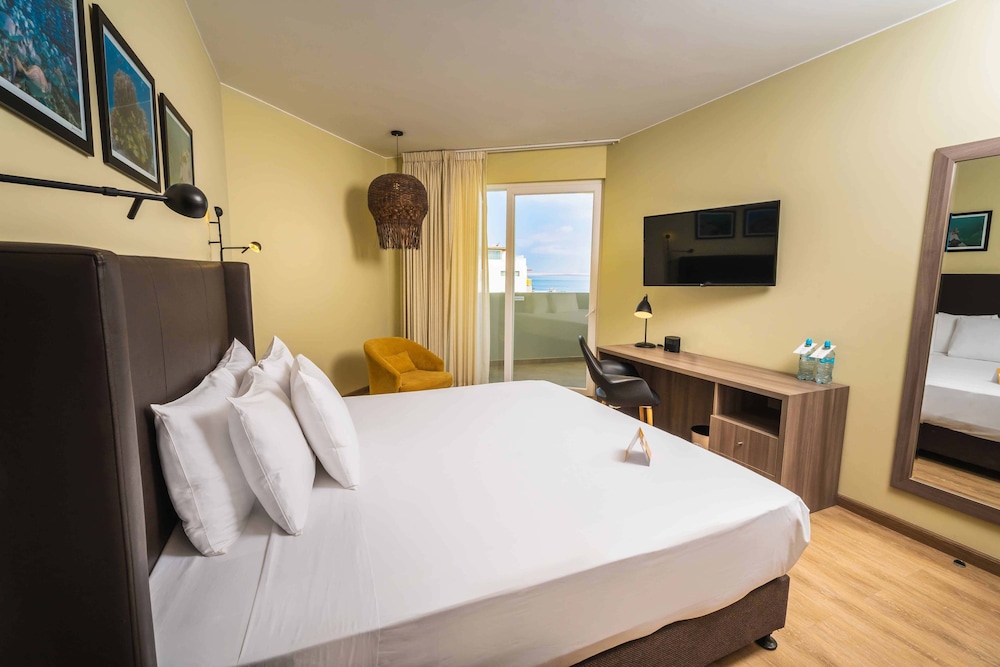 Suite, 1 King Bed, Sea View
