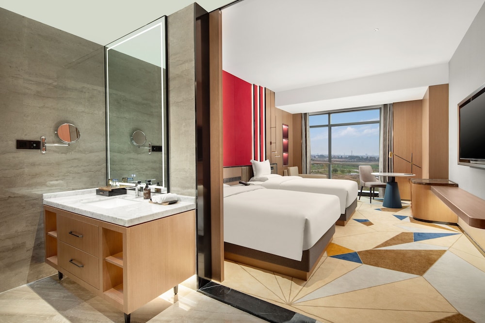 Deluxe Room, Multiple Beds, Non Smoking - Photo 4