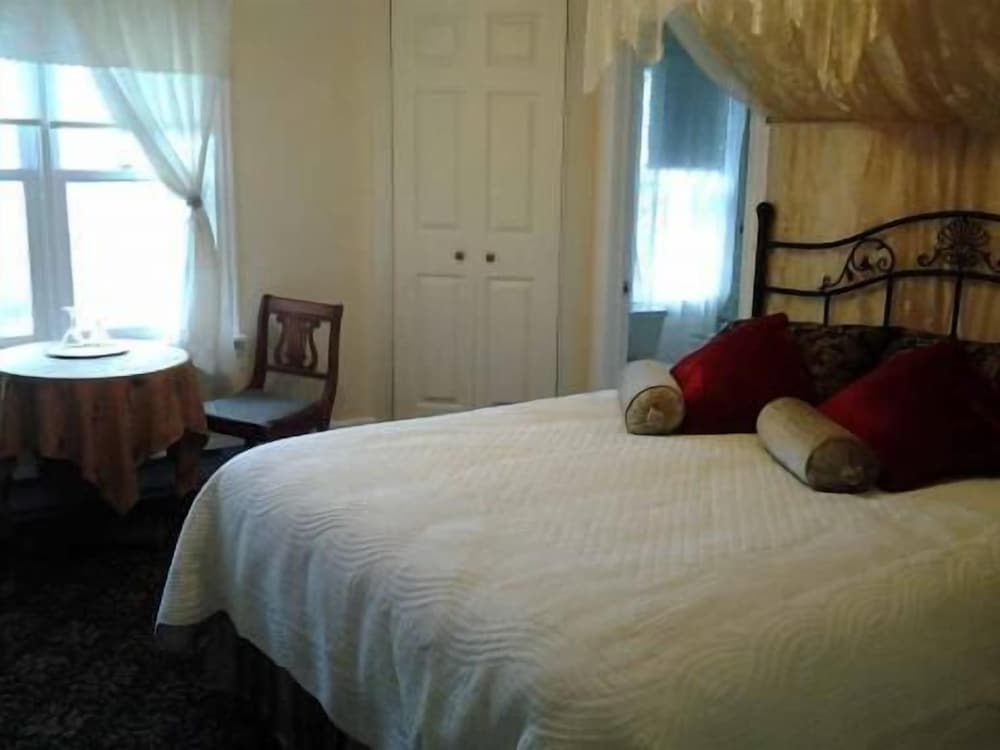 Room, 1 Queen Bed, Jetted Tub photo 1
