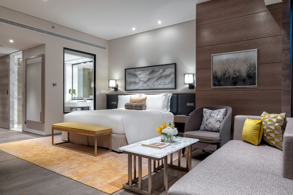 Suite, 1 King Bed, Balcony
