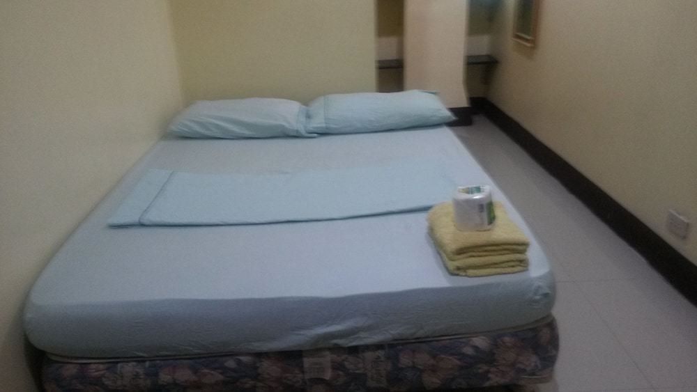 Economy Twin Room, 1 Queen Bed photo 3