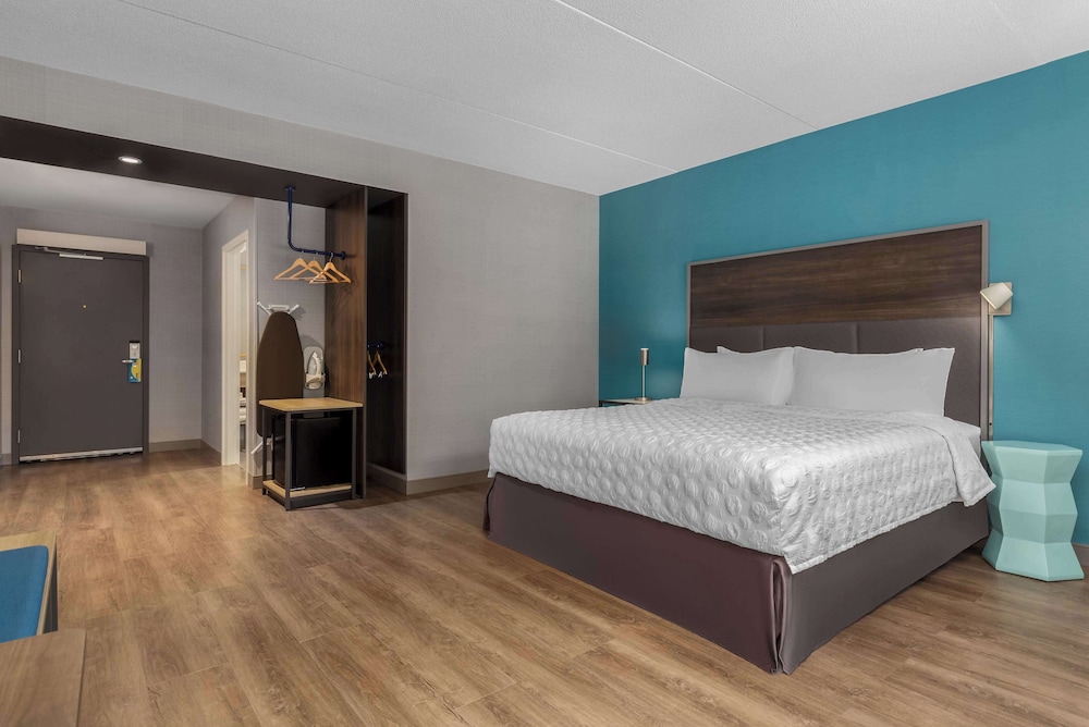 Room, 1 King Bed, Accessible (Roll-In Shower) photo 1