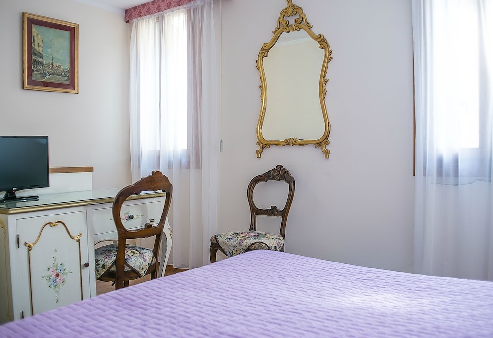 Panoramic Room, 1 Bedroom, Private Bathroom, City View photo 2