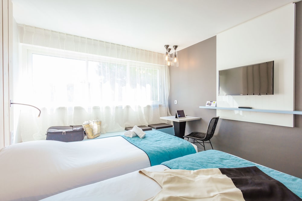 Superior Twin Room, 2 Twin Beds, Park View photo 3
