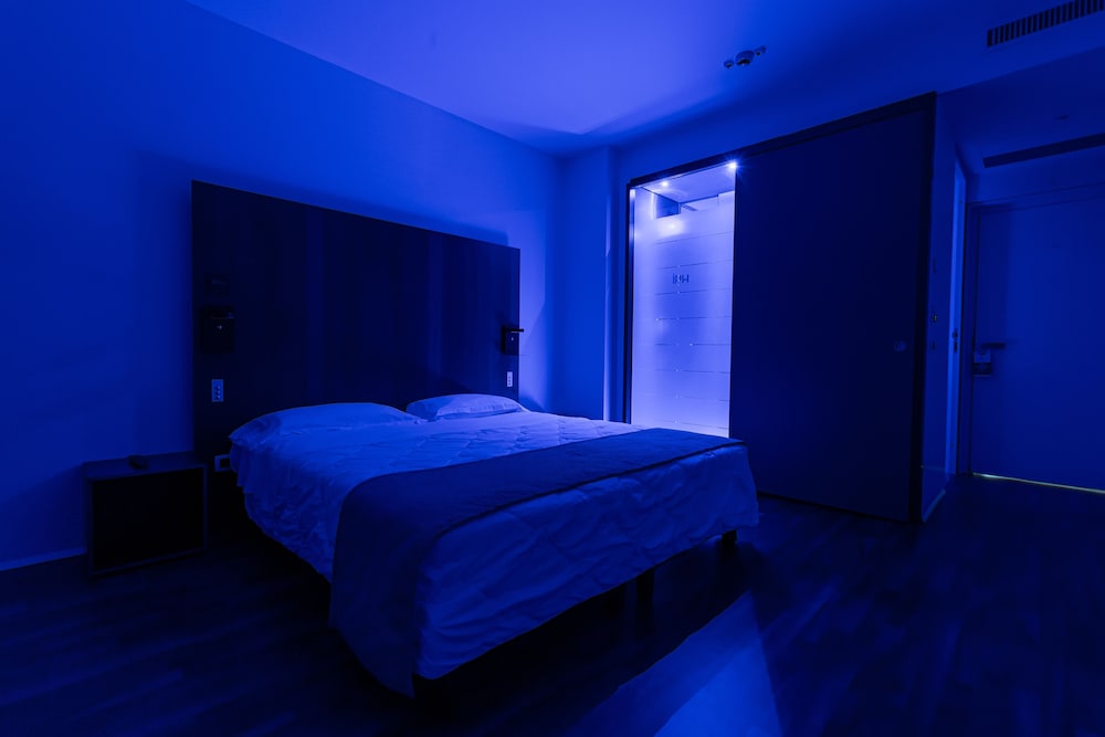 Standard Double Room Single Use thumbnail 5
