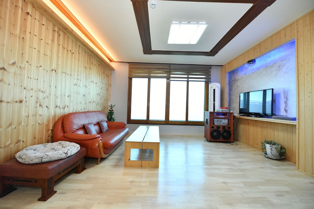 House, 2 Bedrooms photo 3