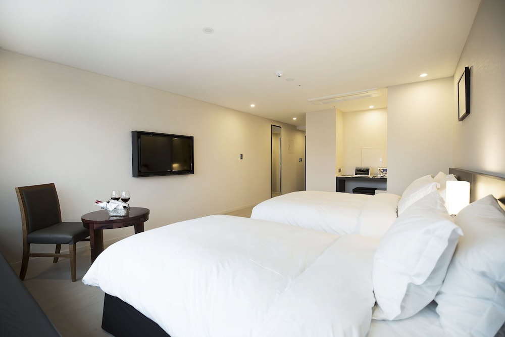 Deluxe Room, Multiple Beds, Non Smoking photo 3