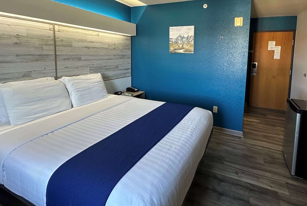 Standard Room, 1 Queen Bed - Photo 6