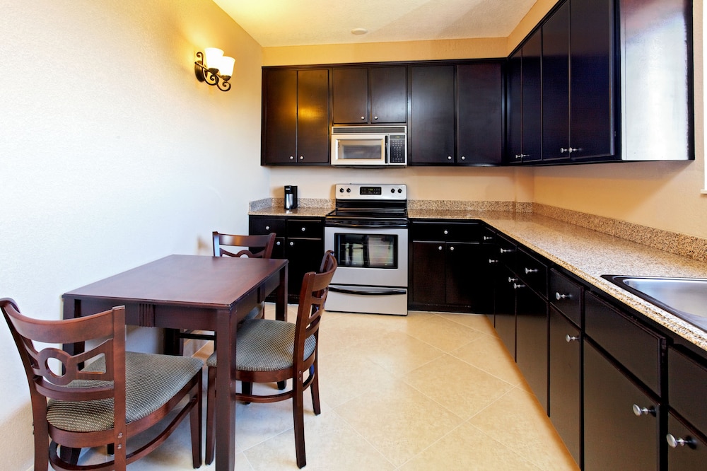 Suite, 1 Bedroom - Photo 3