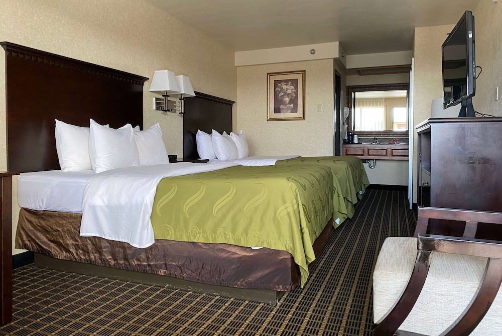 Deluxe Room, 2 Queen Beds, Non Smoking - Photo 2