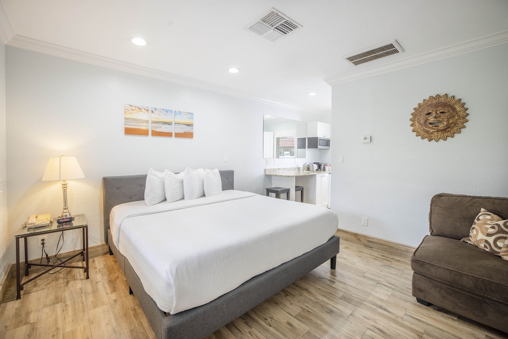 Standard Room, 1 King Bed, Courtyard View