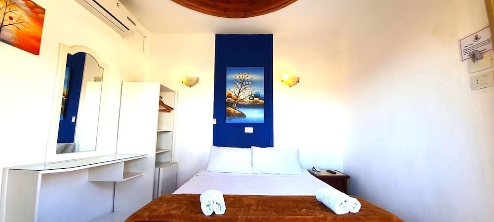 Standard Room, 1 Queen Bed photo 2