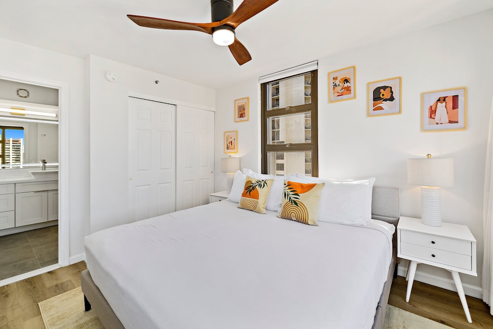 Premium Remodeled Condo with Ocean View and Parking: Premium Suite, 1 King Bed with Sofa bed, Air conditioning, Ocean View (0132) photo