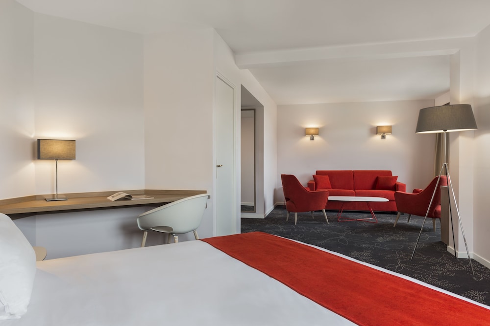 Suite, 1 King Bed with Sofa bed photo 2