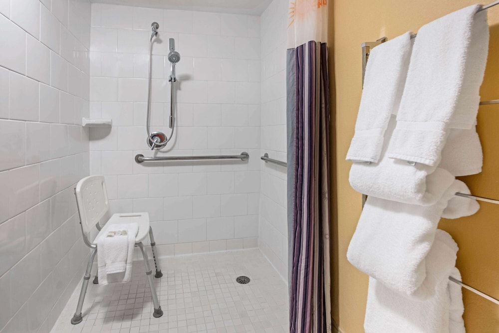 Room, 1 King Bed, Accessible, Non Smoking (Bathtub) - Photo 5