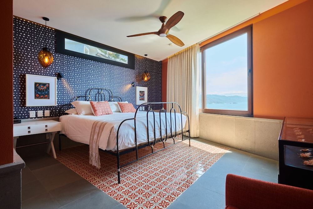 Deluxe Room, 1 King Bed, Sea View — the supplier's photographs — photo 3