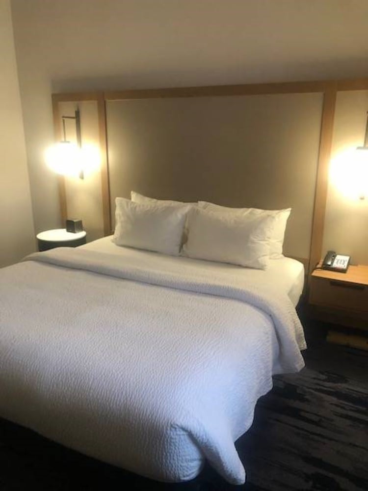 Room, 1 King Bed (Mobility/Hearing Access, Roll-in Shwr) photo 3