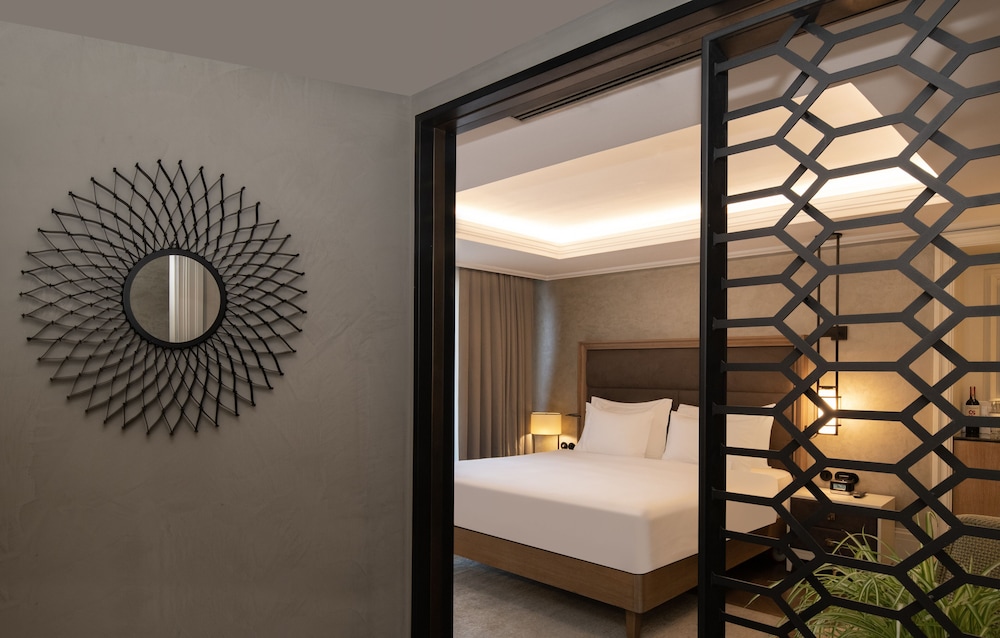 Deluxe Room, 1 Queen Bed (Premier Balcony)