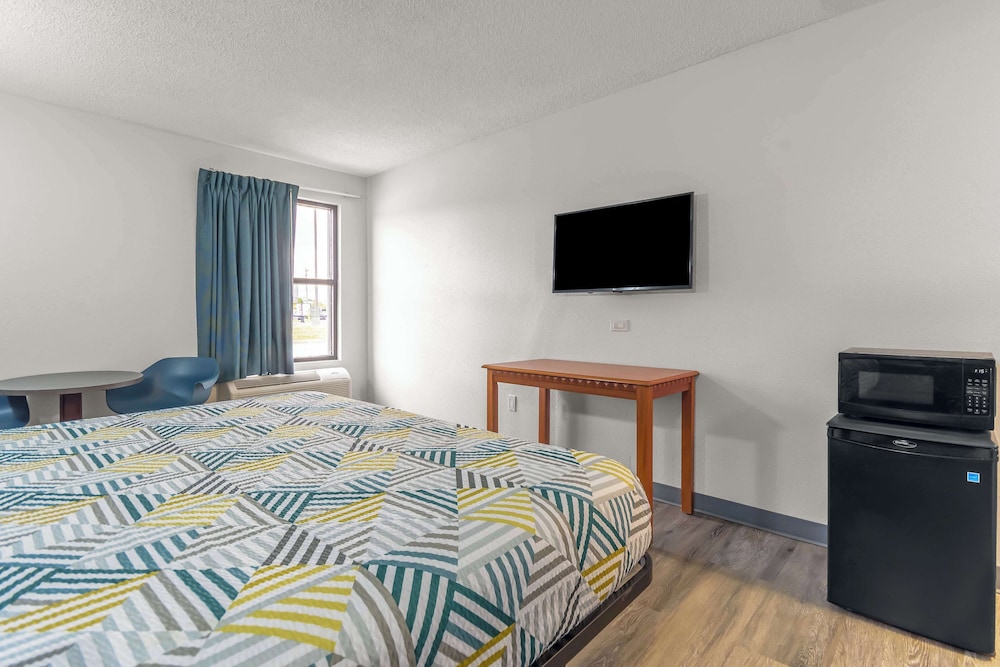 Standard Room, 1 King Bed, Accessible, Non Smoking photo 2