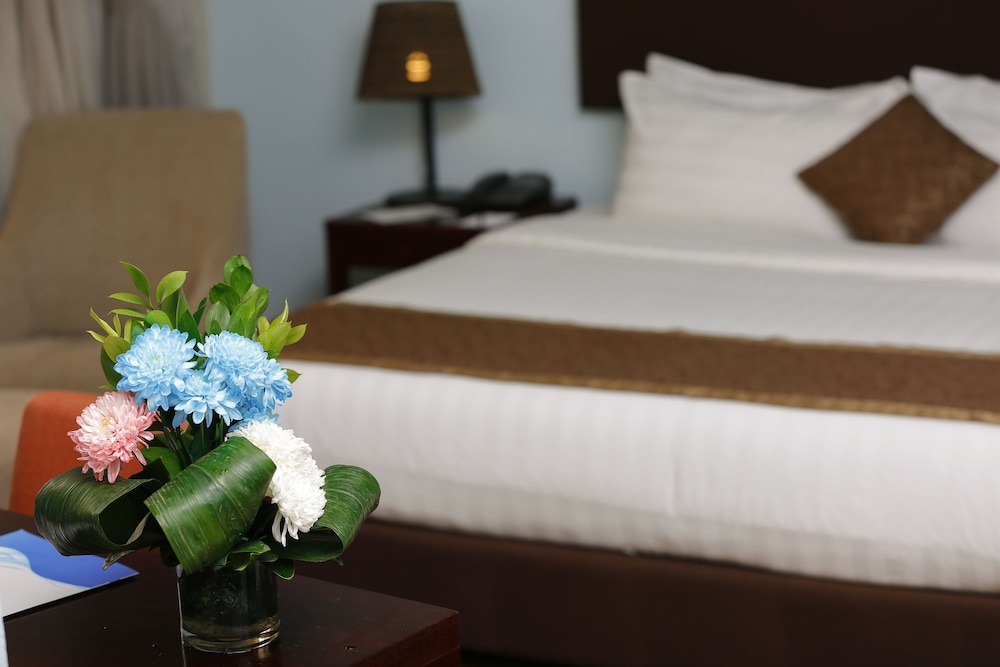 Junior Suite, 1 King Bed, Pool View