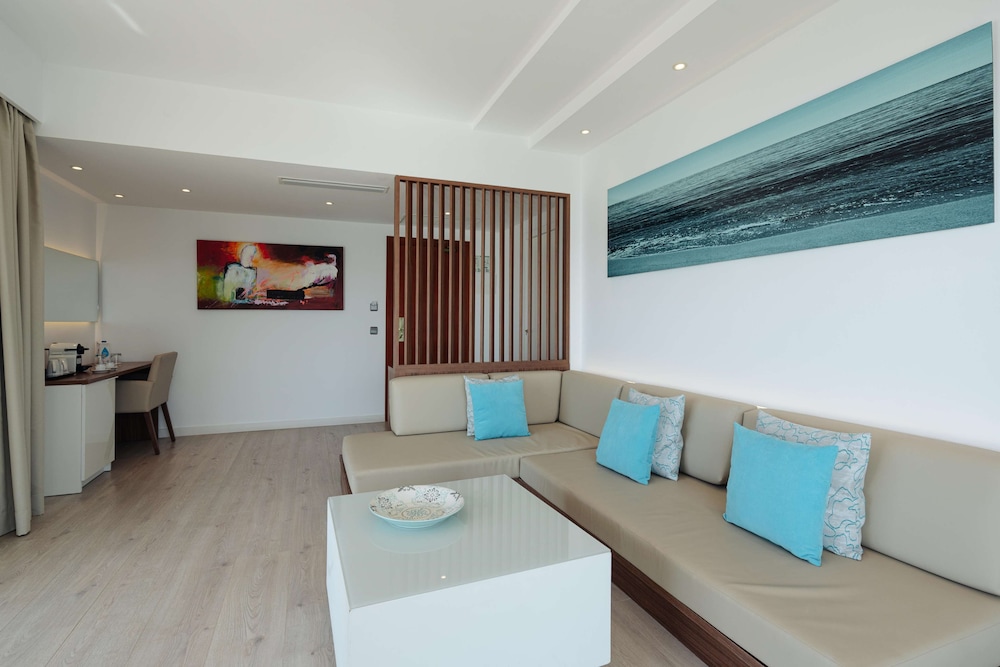 Junior Suite, Balcony, Sea View thumbnail 6