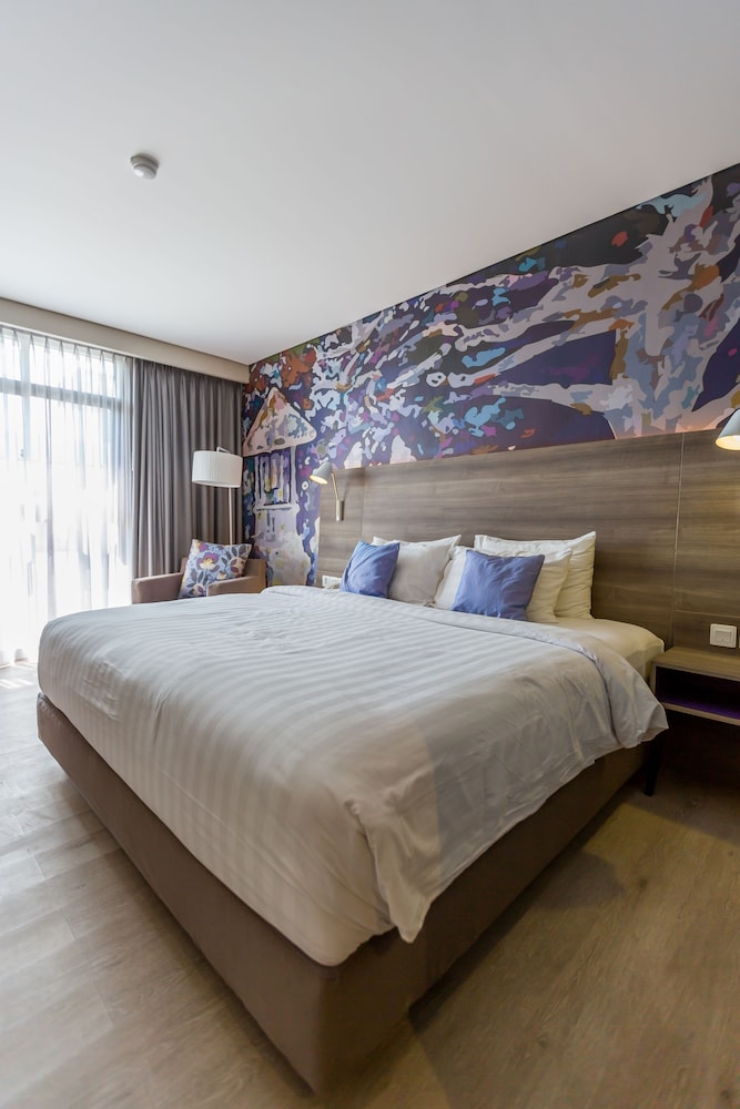 Deluxe Room, 1 King Bed, Pool View