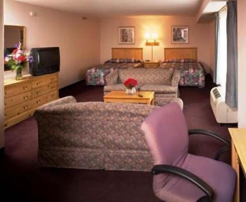 Family Room, 2 Queen Beds, Non Smoking photo 2