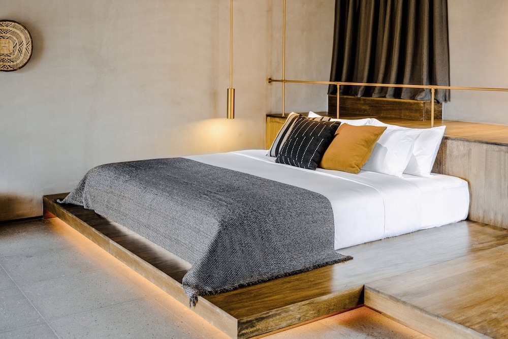 Basic Suite, 1 King Bed (Loft Suite) photo 1