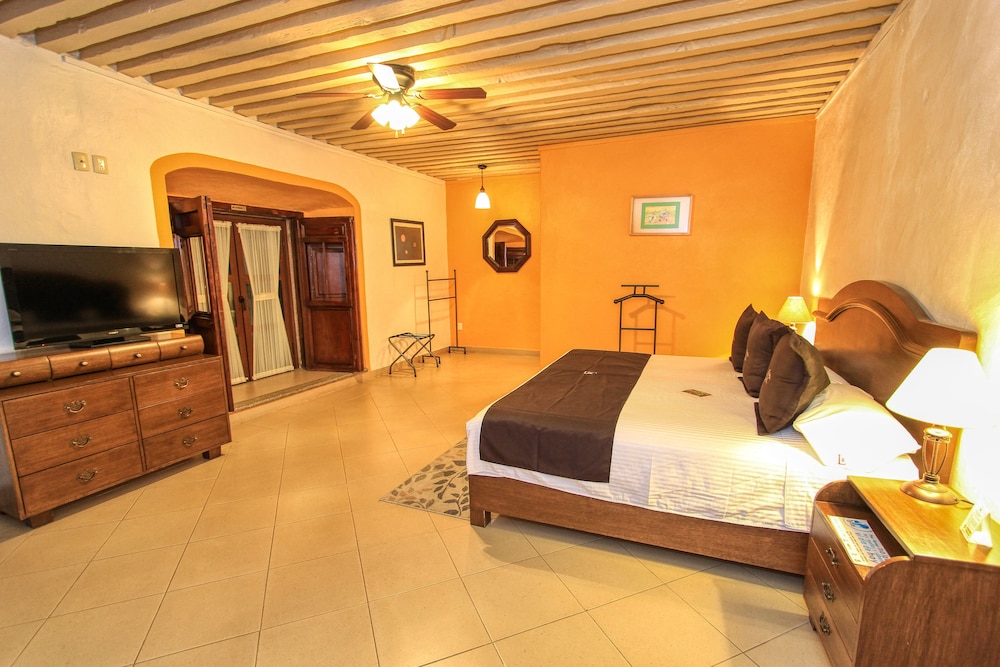 Deluxe Suite, 1 King Bed, Refrigerator & Microwave, City View, photo 6