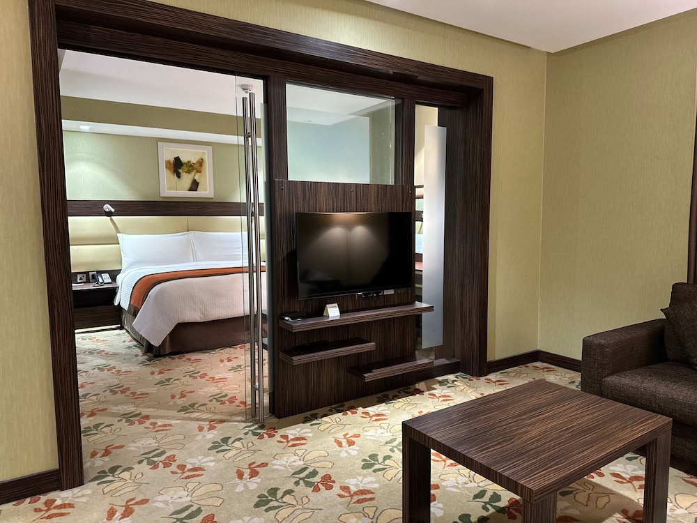 Premium Room, 1 King Bed, Smoking, Business Lounge Access