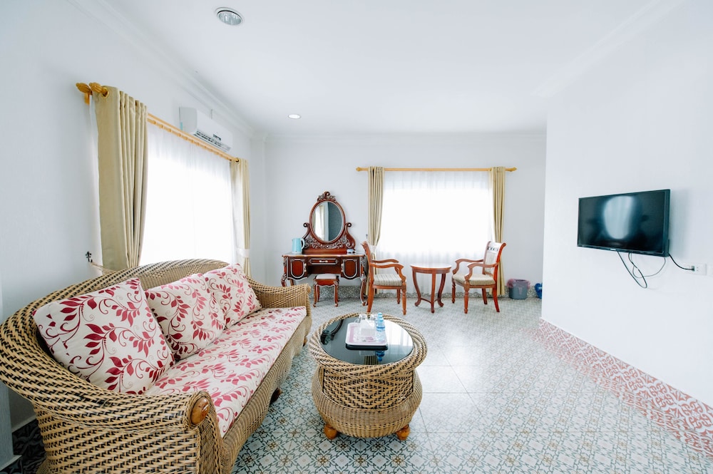 Honeymoon Studio Suite photo 2