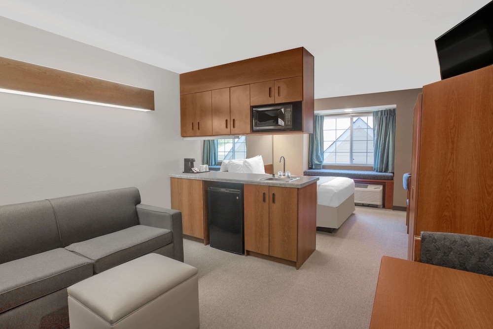 Deluxe Suite, 1 Queen Bed, Non Smoking - Photo 1