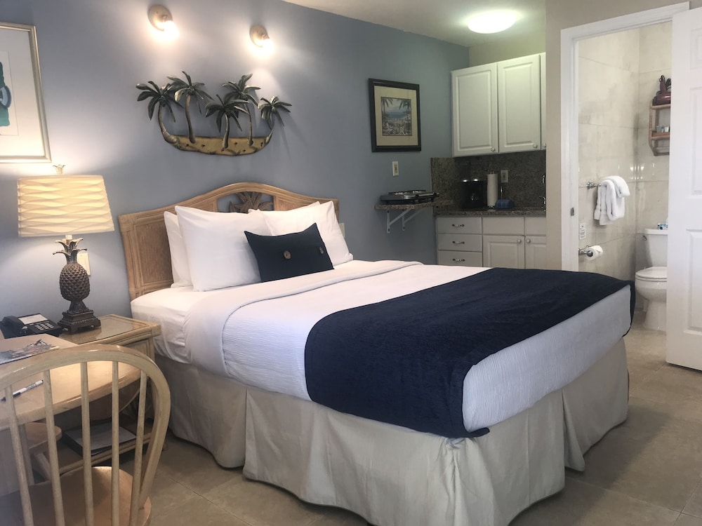 Small Deluxe Studio Queen Bed photo 2