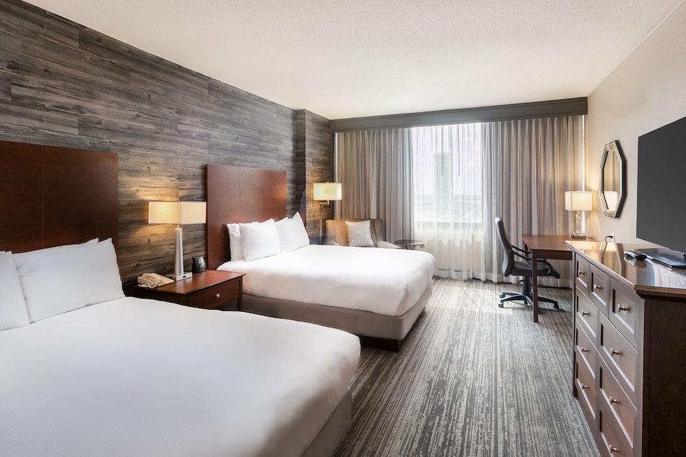 Suite, 2 Queen Beds, Mobility Accessible, Refrigerator & Microwave - Photo 2