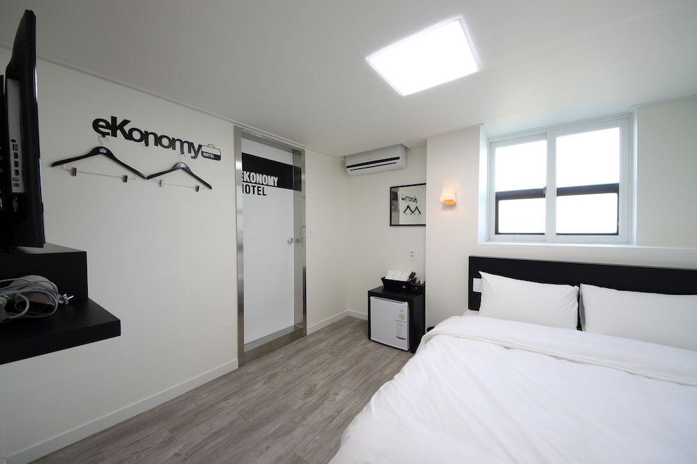 Economy Double (Light Breakfast for 2 people, Free Access of Community Room - 1 hour per stay) photo 2