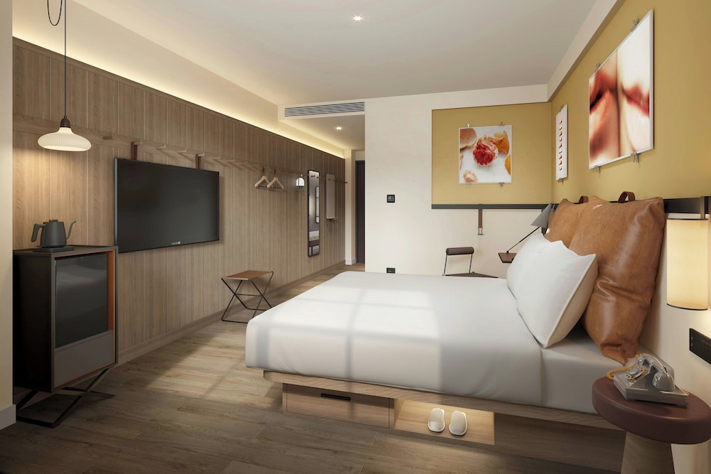 Superior Room, 1 King Bed, City View