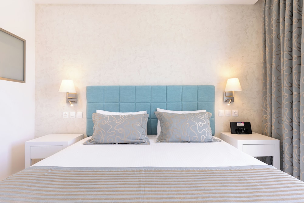 Double or Twin Room, Partial Sea View (with extra bed)