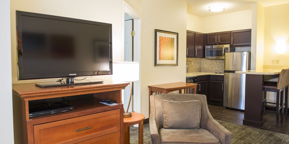 Suite, 1 Bedroom, Kitchen (2 Dbl, Living, Dining) - Photo 4
