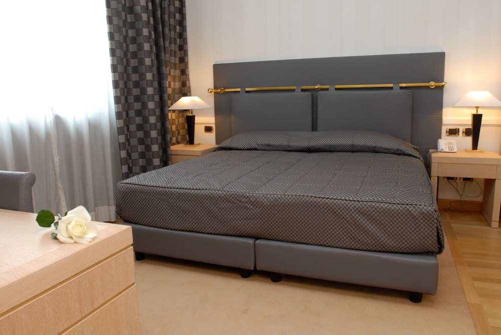 Superior King Room - Photo 3