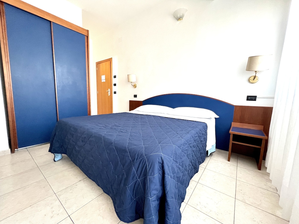 Double or Twin Room photo 3