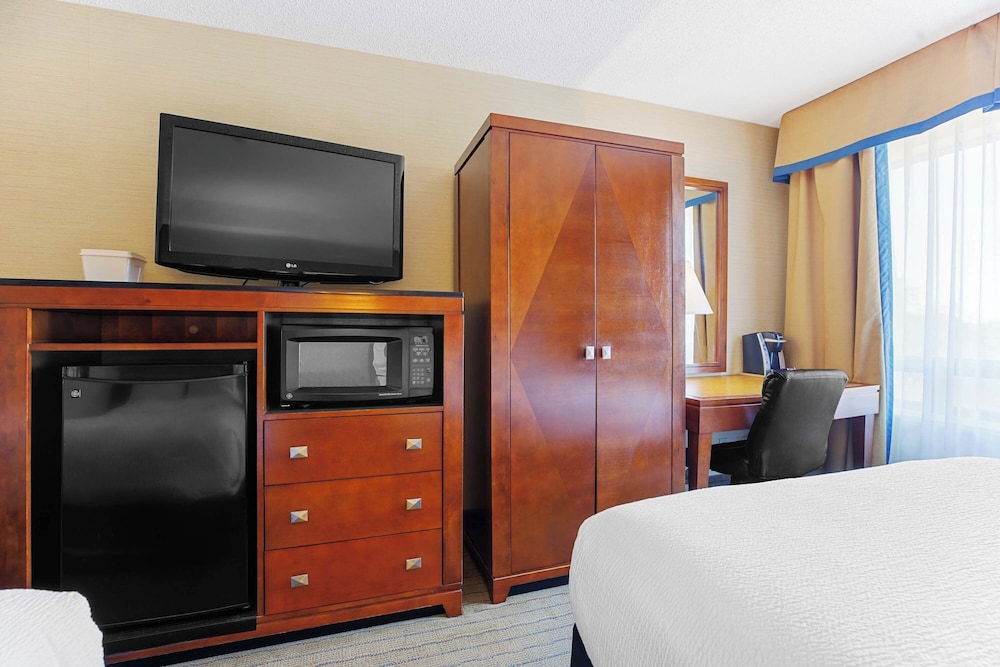 Standard Room, 2 Queen Beds, Non Smoking photo 3