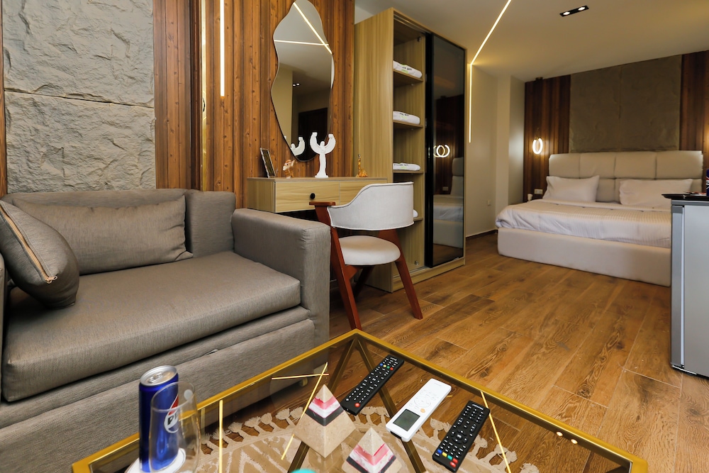 Elite Double Room, 1 King Bed, Hot Tub, Desert View photo 2