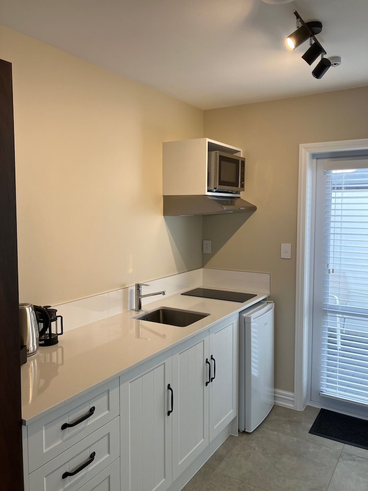 Premium Double Room, 1 King Bed, Hot Tub, Ground Floor thumbnail 6