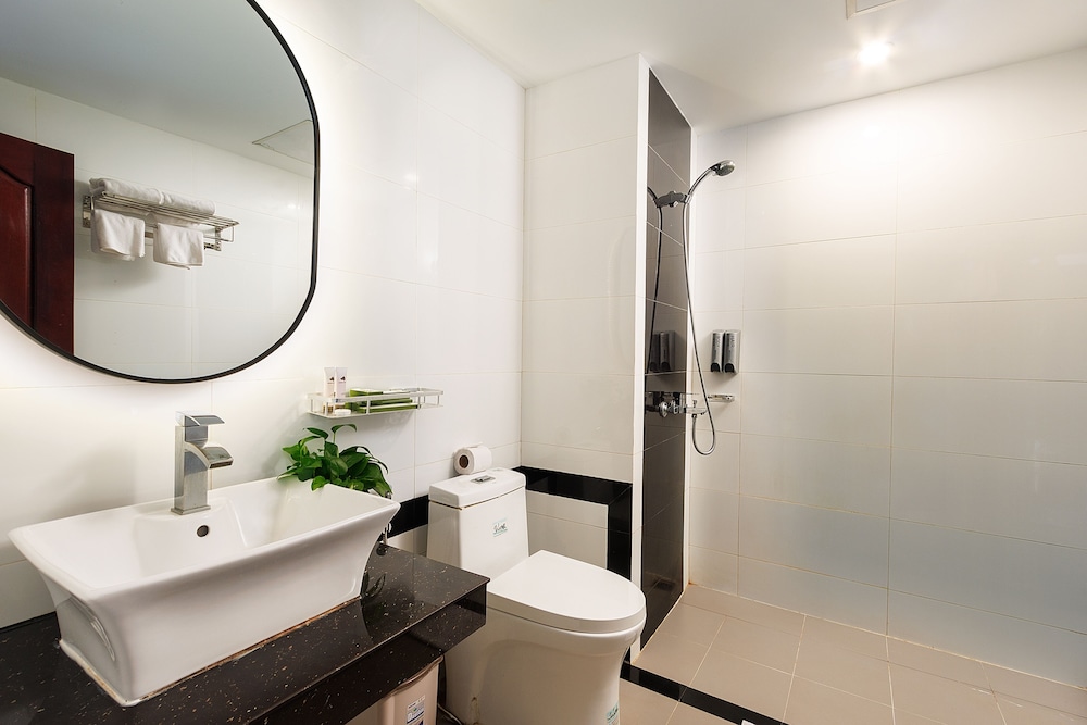 Deluxe Double Room with Balcony - Photo 7
