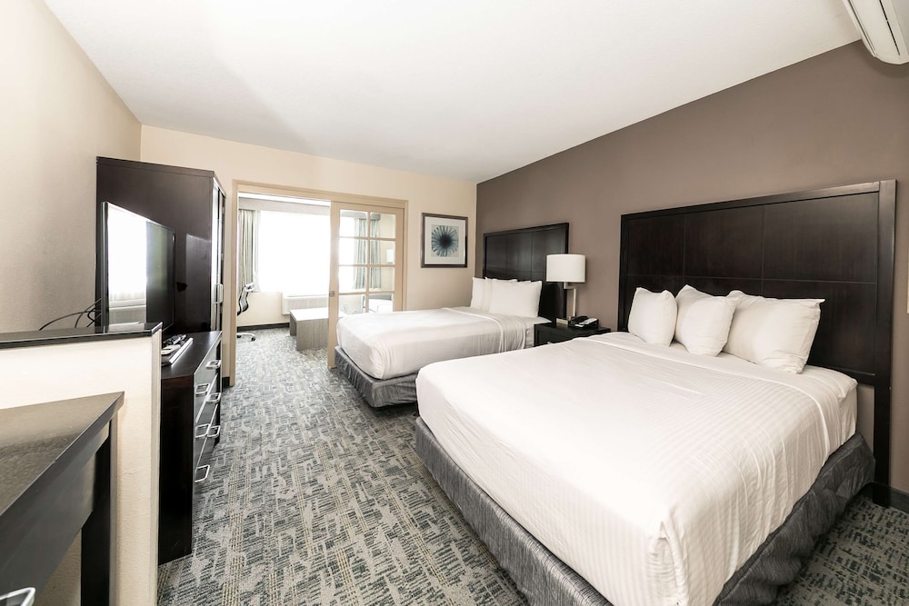 Suite, Multiple Beds, Non Smoking (Living Room) - Photo 3