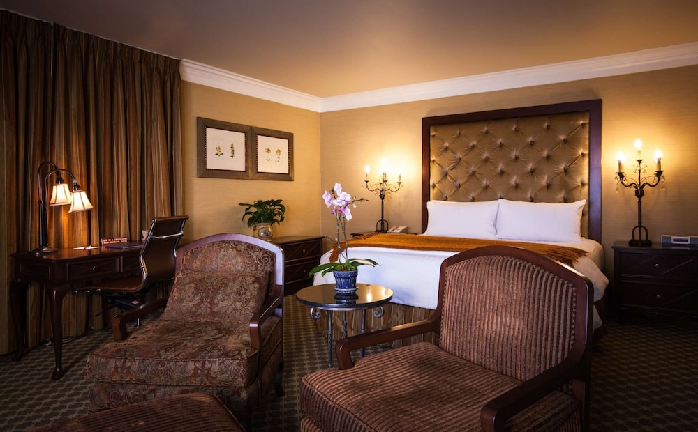 Suite, 1 King Bed, Balcony, City View