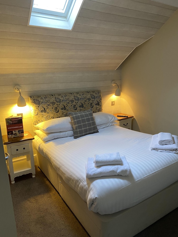 Basic Double Room, Ensuite (Small) photo 3