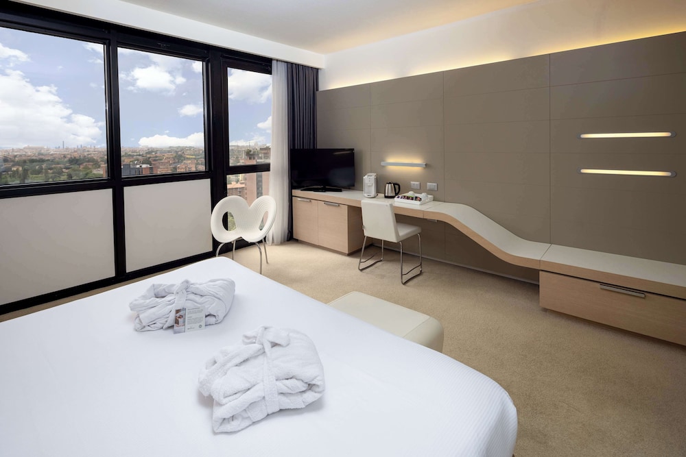 Deluxe Room, 1 King Bed - Photo 8